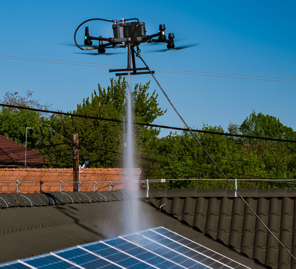 Čistenie solárnych panelov dronom