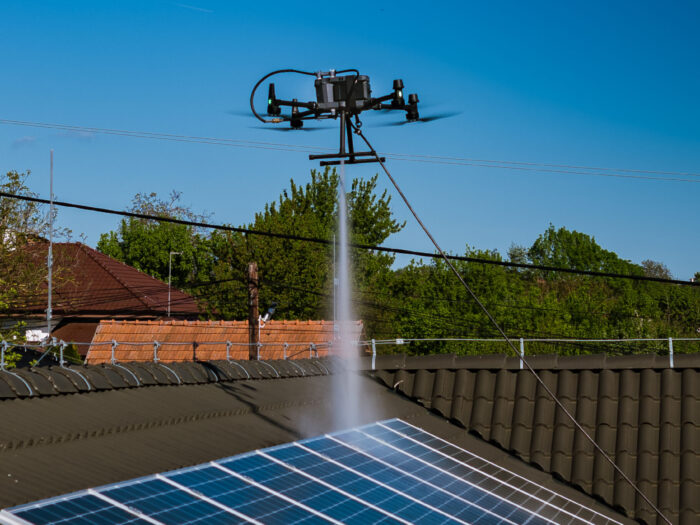 Čistenie solárnych panelov dronom